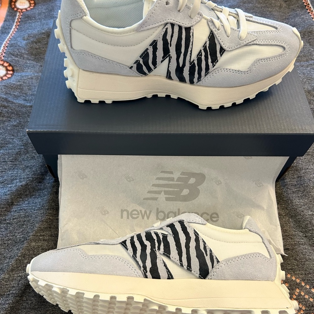 New Balance 327 Sneakers in light blue and animal print Size 8.5